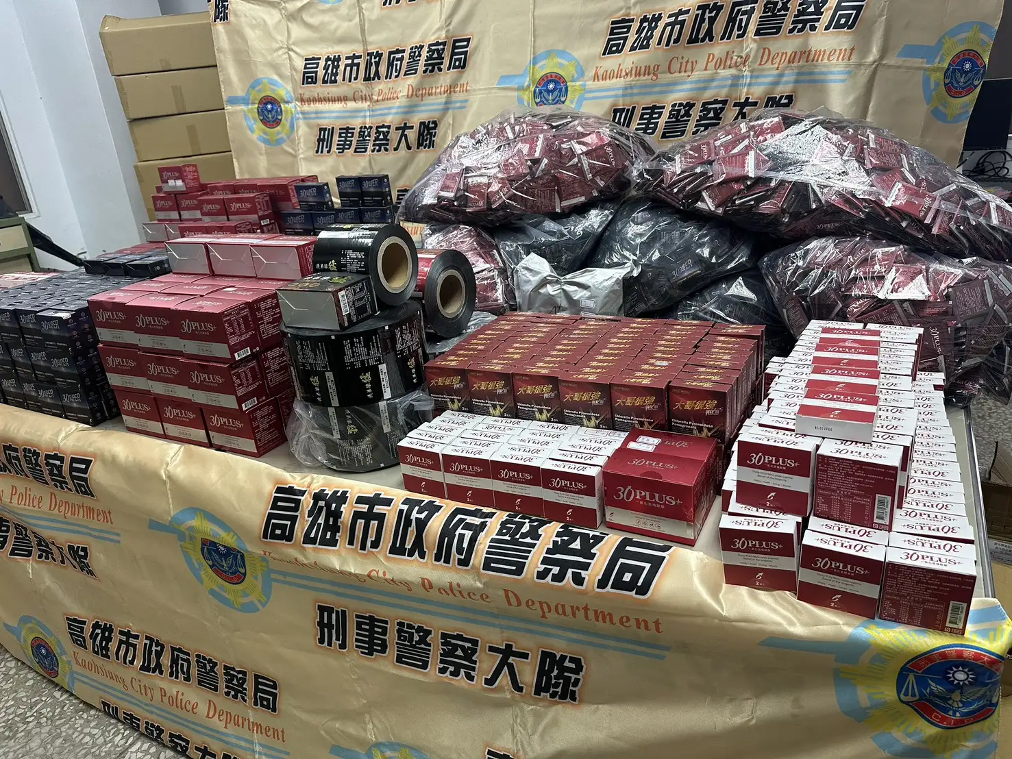 警方查扣大批涉嫌摻有偽藥成分之保健食品約1萬7千盒，全案已移送檢方偵辦。(圖/高雄市刑警大隊提供)
