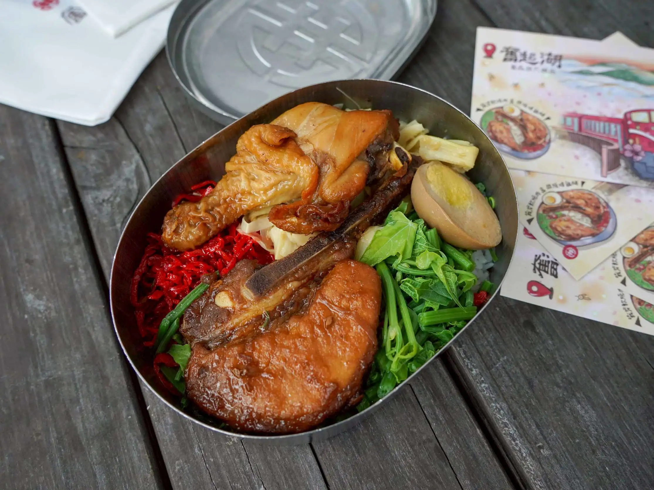 阿里山療癒慢旅行程串聯老宅餐廳、茶園步道與賞螢景致，打造放鬆身心的山林體驗。(圖/嘉義縣文化觀光局提供)