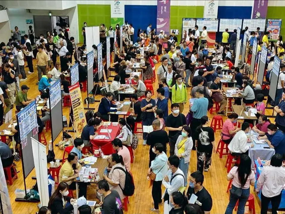 高雄市勞工局於高雄中學體育館舉辦大型徵才活動，現場吸引眾多求職者與企業代表參與。（圖/高雄市勞工局提供）