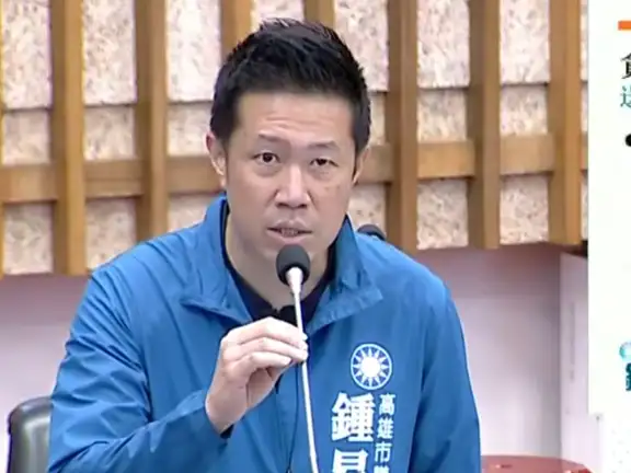 市議員鍾易仲要求政風處及法制局，針對小額貪汙風險研擬防弊措施，確保廉政制度不受衝擊。（圖/記者吳文生攝）