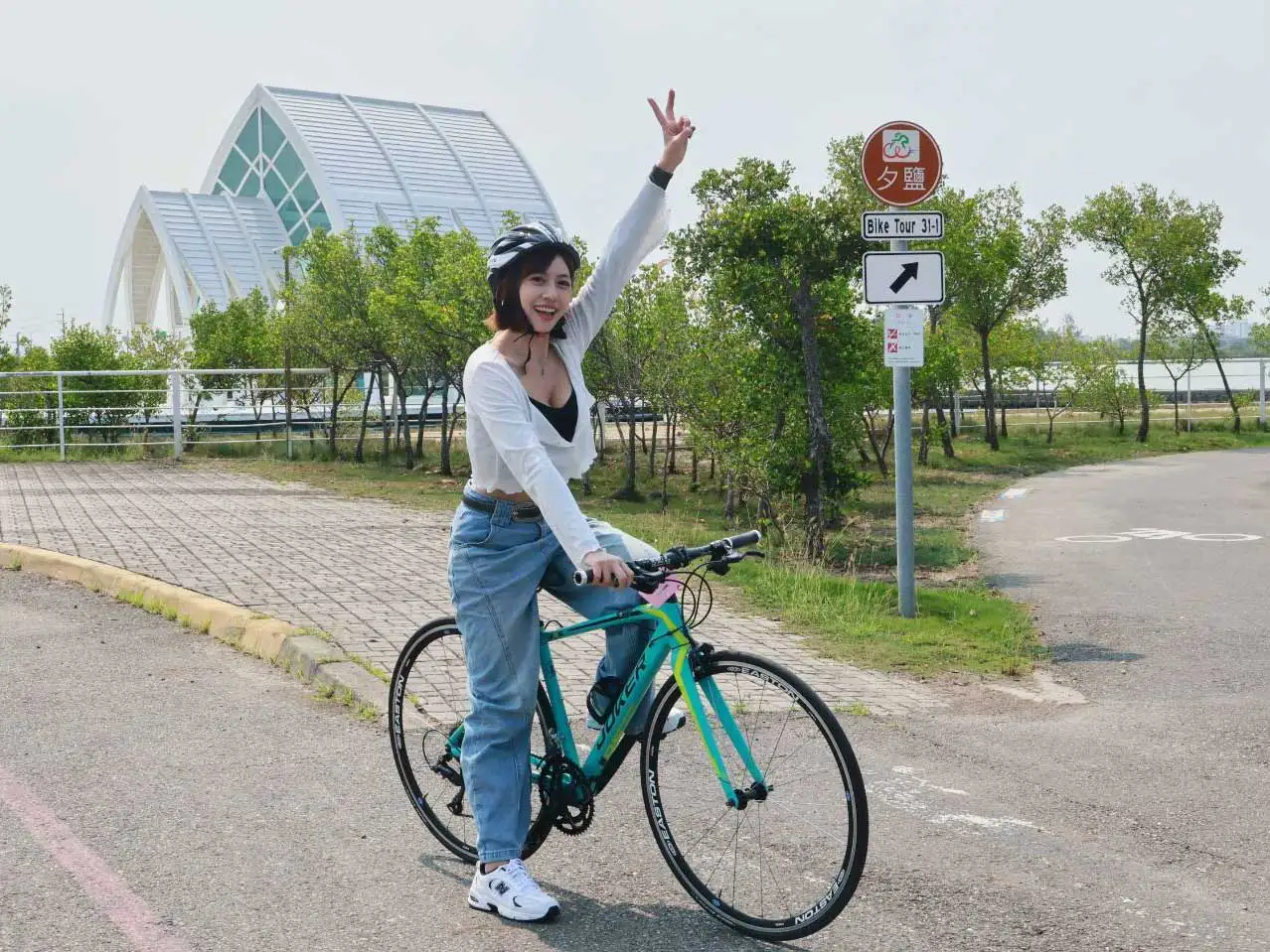 雲嘉南濱海國家風景區推出「白金騎跡」自行車生態遊程，結合濕地、生態與鹽田文化，打造親子永續旅遊新選擇。（圖/雲管處提供）