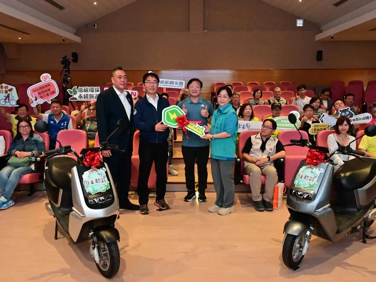 雲嘉南濱海國家風景區推出「白金騎跡」自行車生態遊程，結合濕地、生態與鹽田文化，打造親子永續旅遊新選擇。（圖/雲管處提供）
