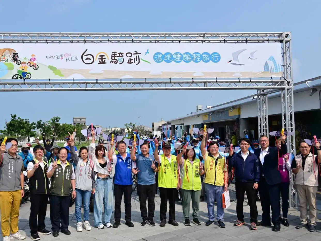 雲嘉南濱海國家風景區推出「白金騎跡」自行車生態遊程，結合濕地、生態與鹽田文化，打造親子永續旅遊新選擇。（圖/雲管處提供）