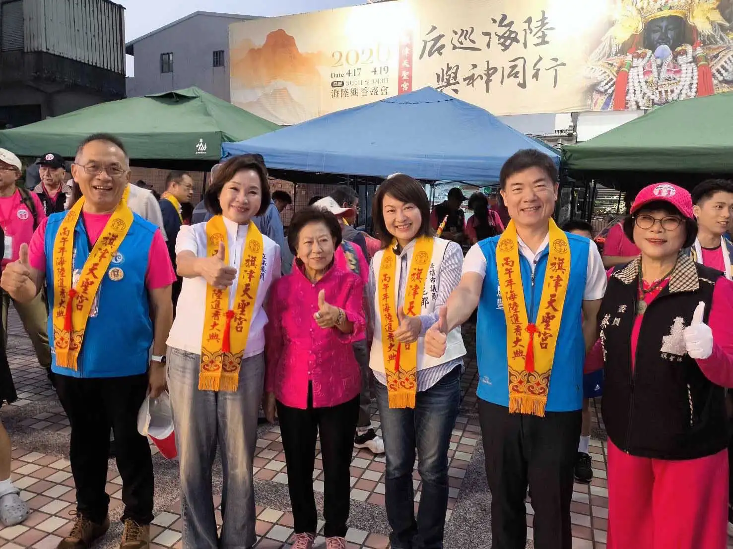 市長參選人柯志恩與市議員陳麗娜，在天光微亮的旗津天聖宮為媽祖抬轎、點燃起馬炮，祈求平安。（圖/柯志恩團隊提供）