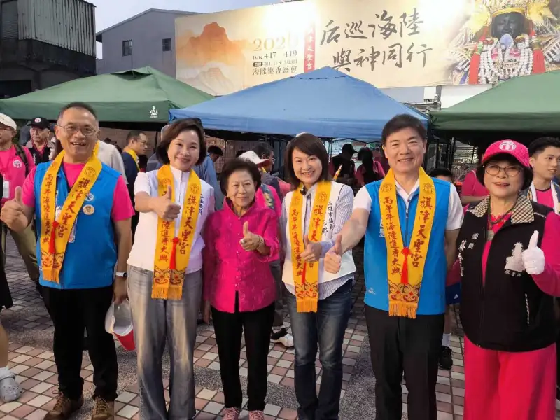 柯志恩旗津為媽祖抬轎點起馬炮　天聖宮海陸進香祈求平安