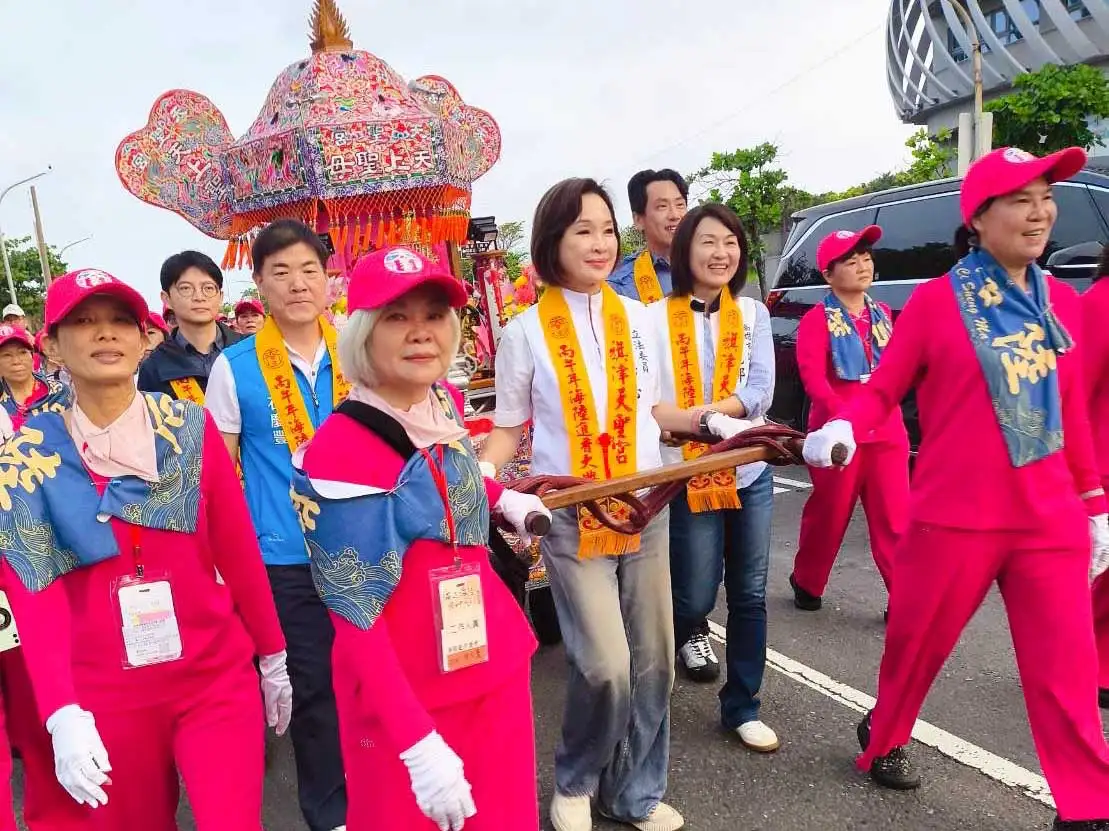 市長參選人柯志恩與市議員陳麗娜，在天光微亮的旗津天聖宮為媽祖抬轎、點燃起馬炮，祈求平安。（圖/柯志恩團隊提供）