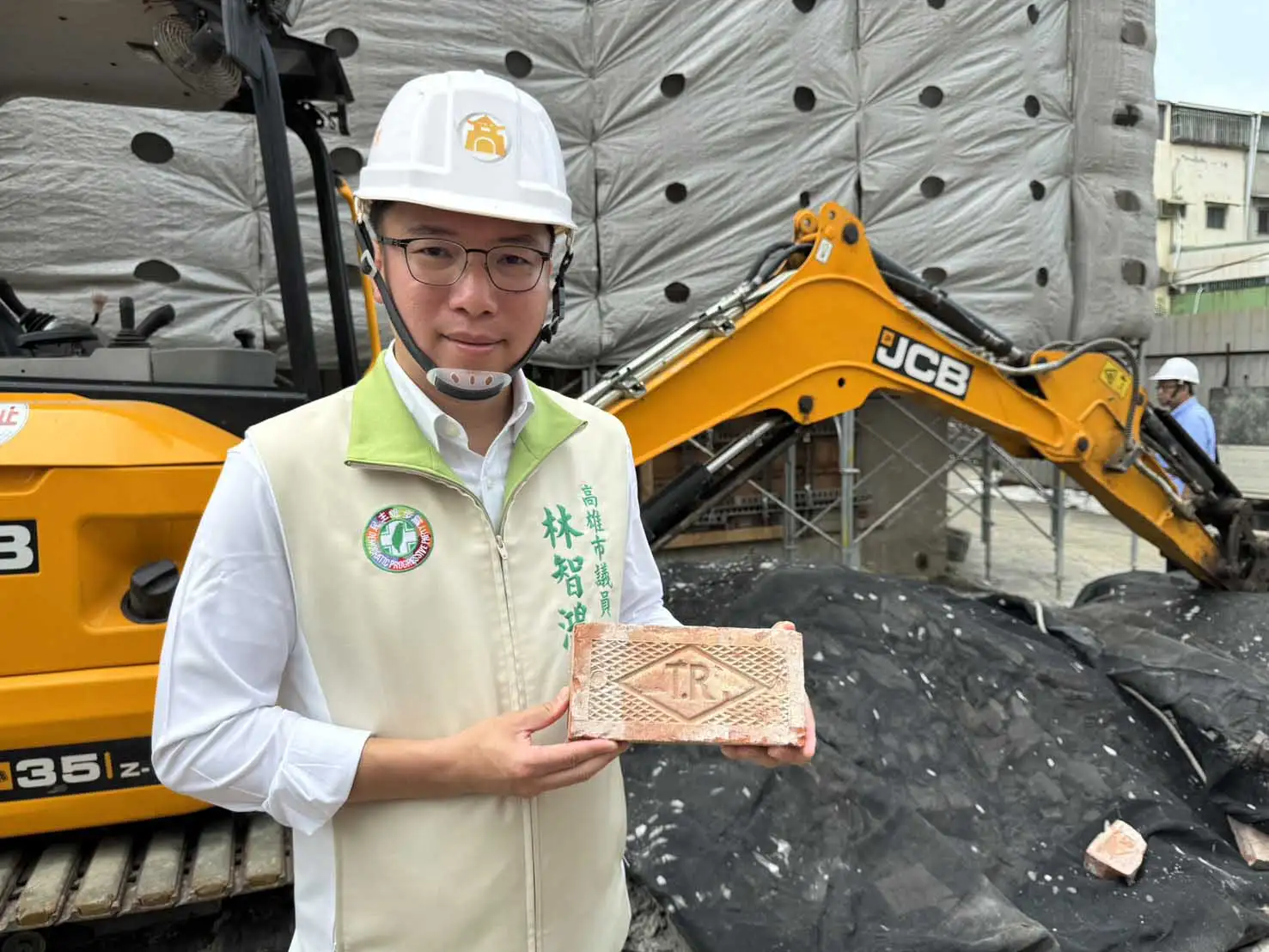 高雄市議員林智鴻攜手文史團體會勘圖書館曹公分館，提出3大訴求，盼再現百年前風華原貌。（圖/林智鴻提供）