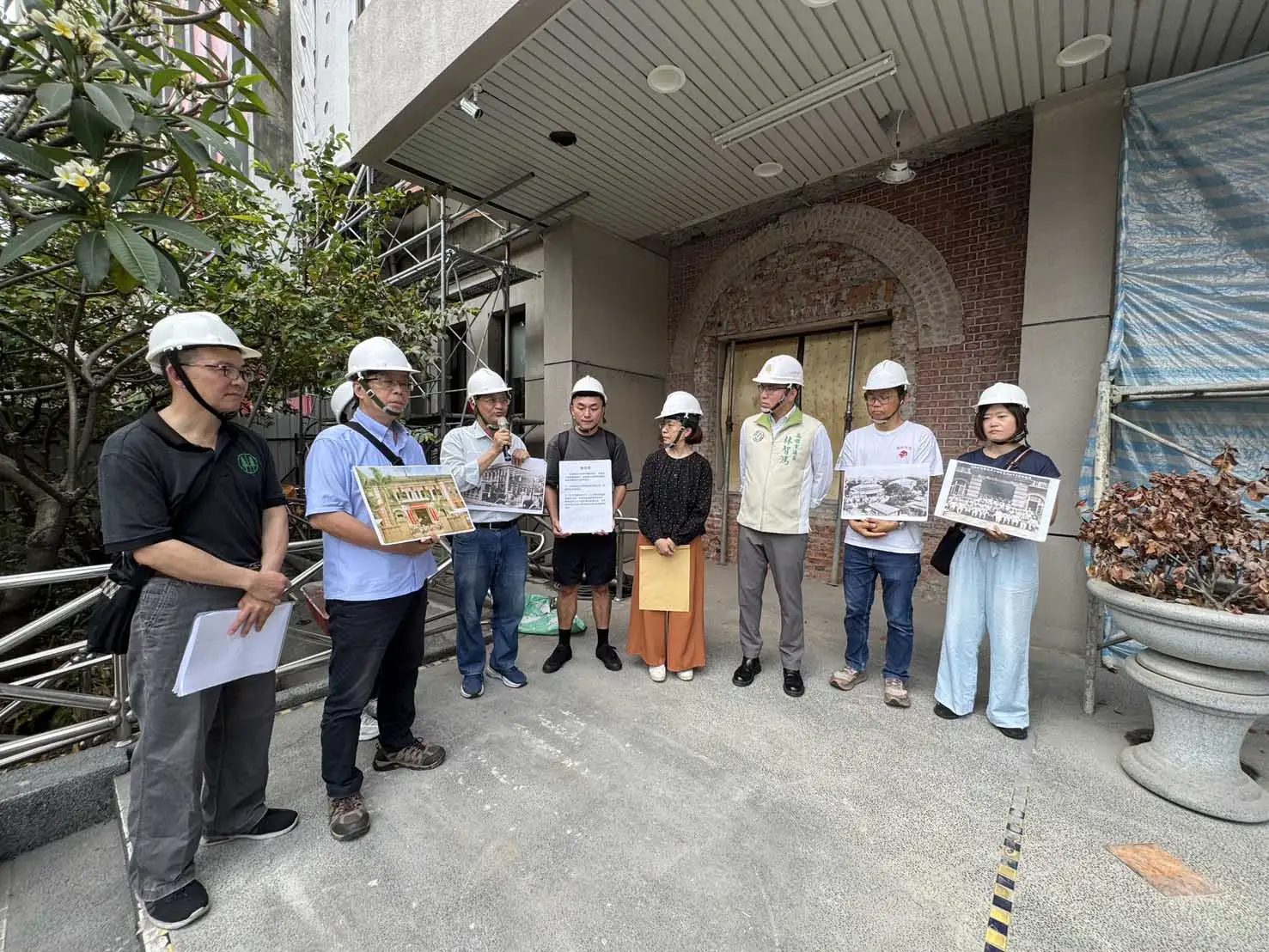 高雄市議員林智鴻攜手文史團體會勘圖書館曹公分館，提出3大訴求，盼再現百年前風華原貌。（圖/林智鴻提供）