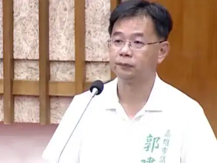 高雄市議員郭建盟表示，已協調調整凱旋與中山輕軌路段號誌運作方式，以改善交通壅塞情形。（圖/記者吳文生攝）