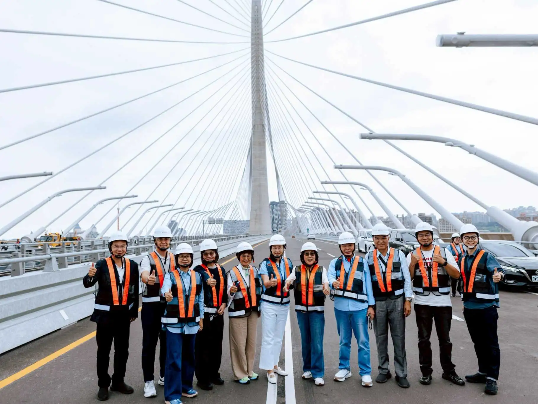 高雄市議長康裕成率7位議員北上考察淡江大橋，作為未來交通建設規劃參考。（圖/高雄市議會提供）