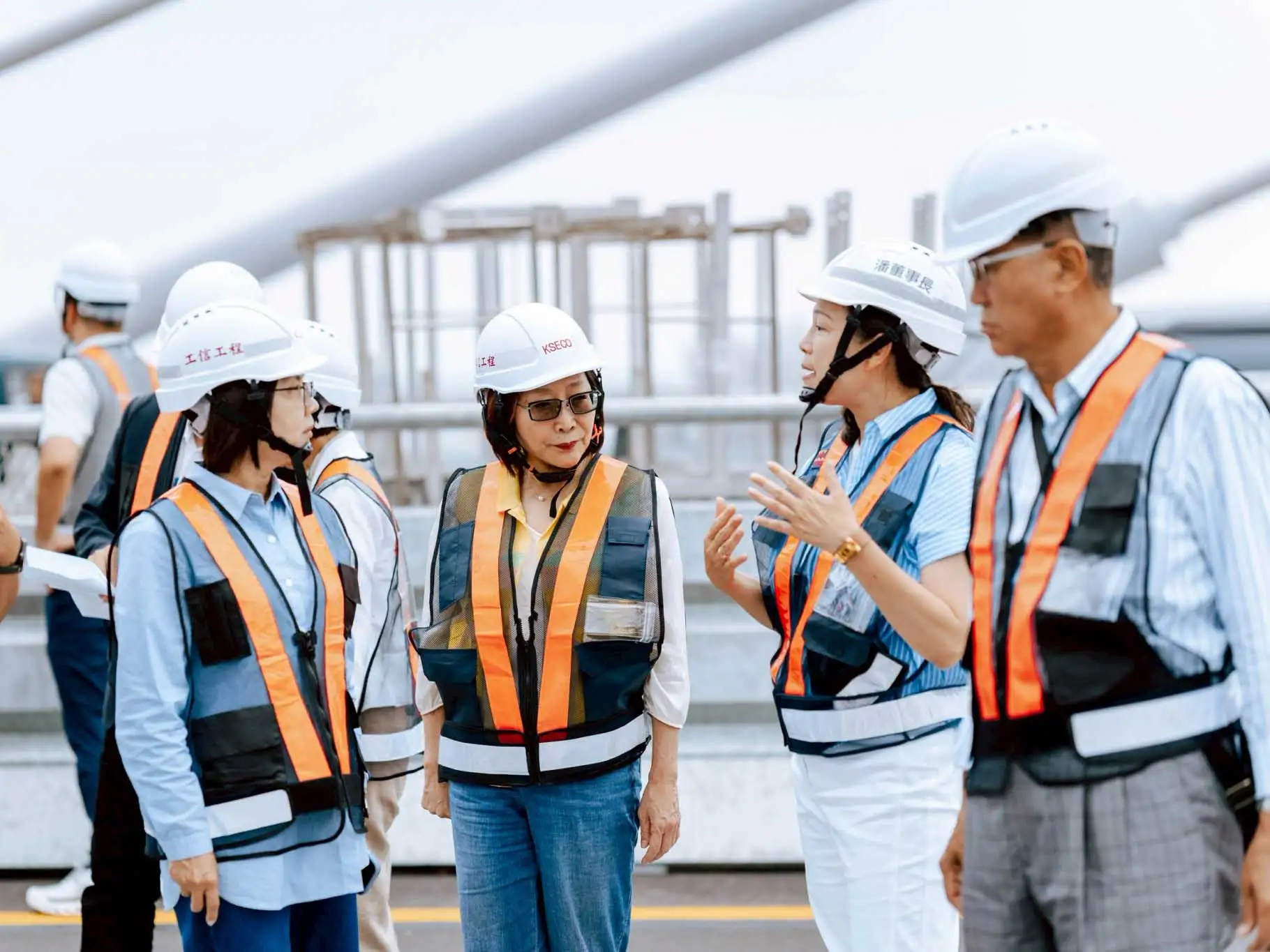 高雄市議長康裕成率7位議員北上考察淡江大橋，作為未來交通建設規劃參考。（圖/高雄市議會提供）