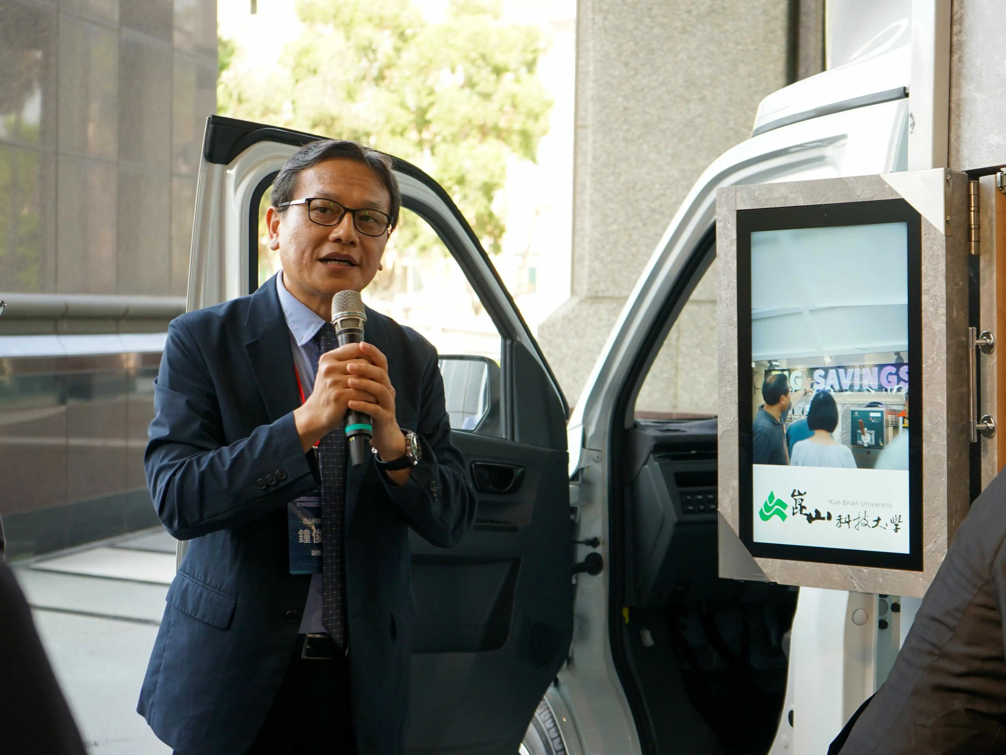 崑山科大獲中華汽車捐贈ET35電動商用車並簽署MOU，攜手推動電動載具研發與人才培育。（圖/崑山科技大學提供）