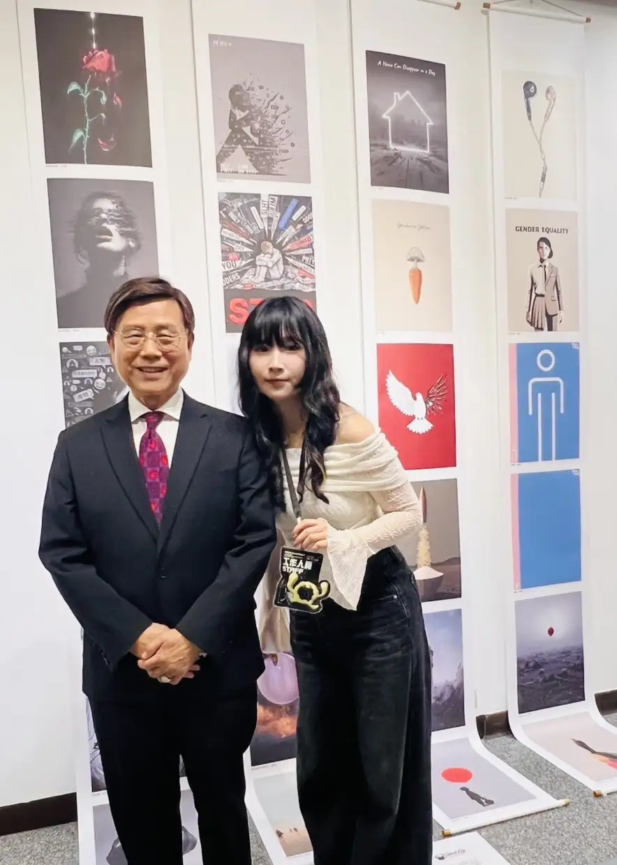 高雄市新聞傳播工會理事長吳文欽參觀孫女吳子璇作品。（記者吳文生攝）