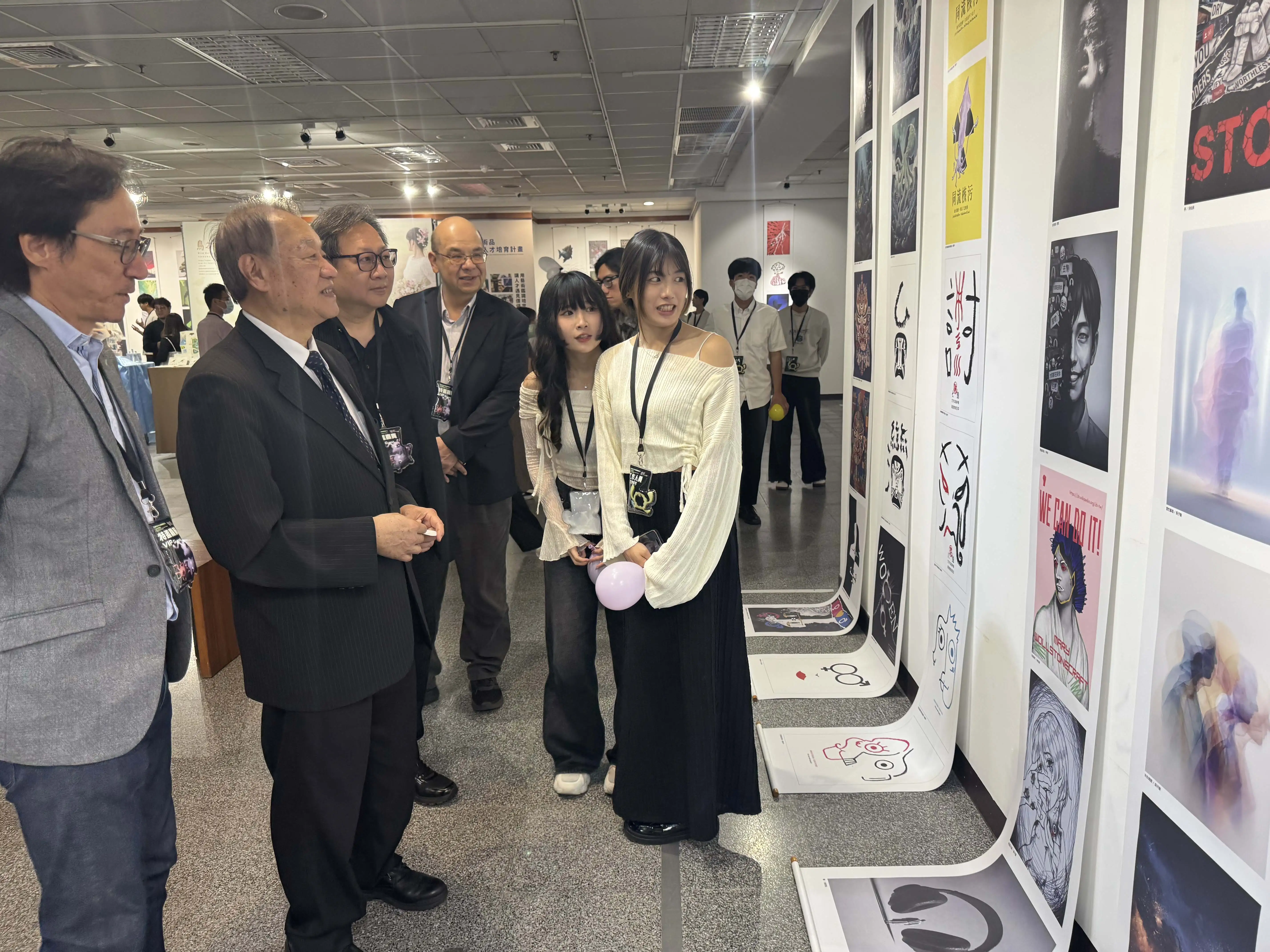 校長龔瑞璋參觀作品，肯定學生學習成果。（記者吳文生攝）