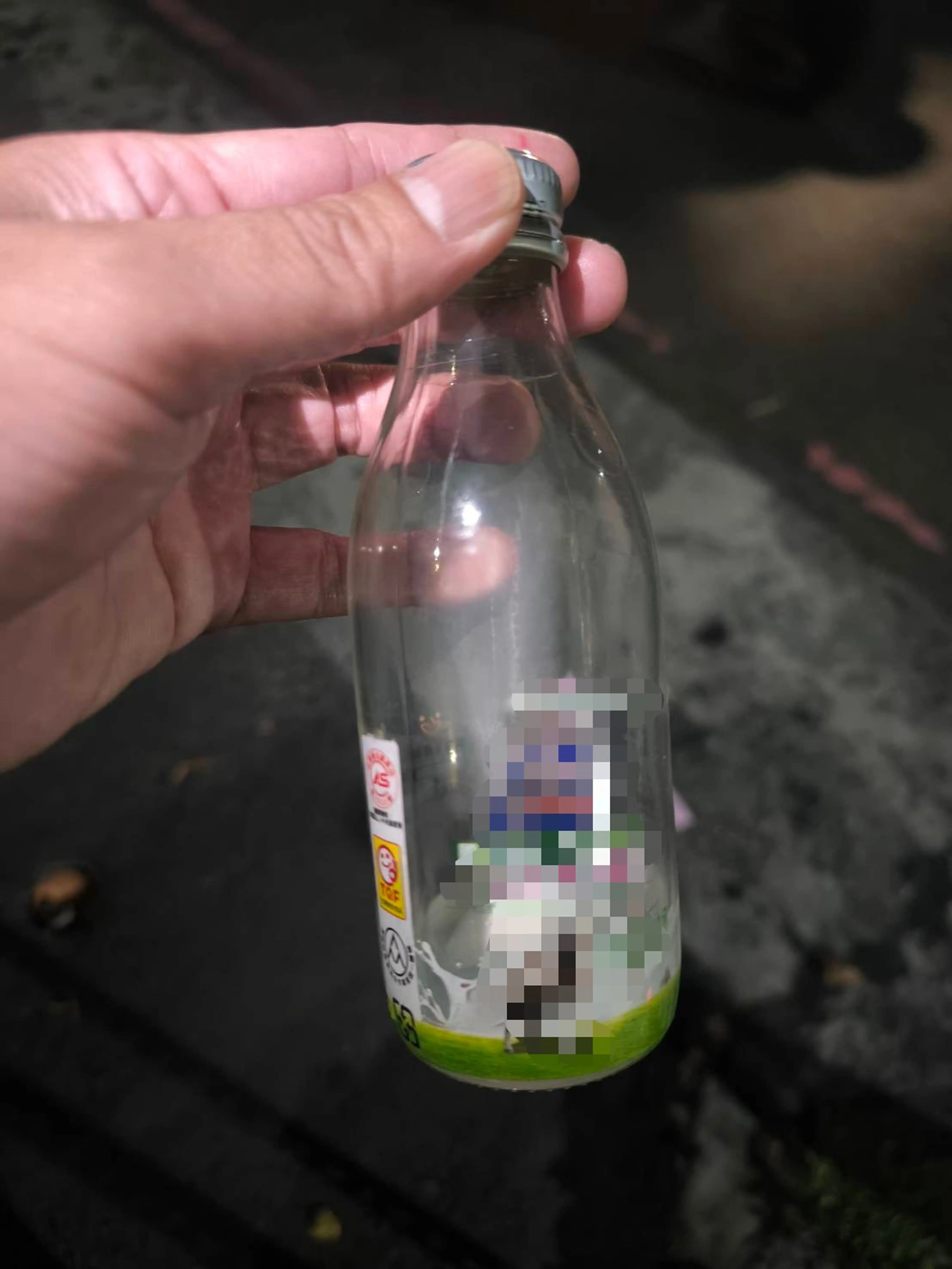 遭竊羊奶已被嫌犯飲用，現場僅留下空瓶。(圖/前鎮分局提供)