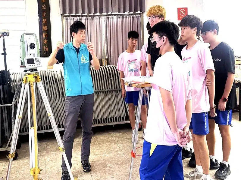 現場展示測量儀器操作教學，地政人員解說測量原理與使用方式，學生實地觀摩設備運作流程，認識地政測量工作的專業性與精準要求。(圖/台南市政府地政局提供)