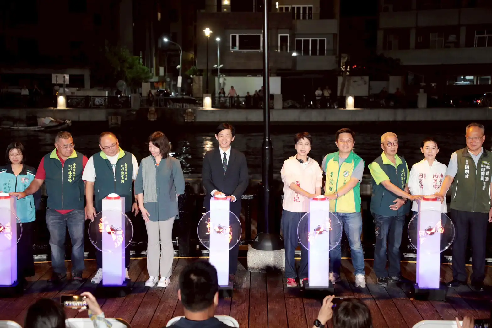 台南市副市長葉澤山出席安平運河「百年好河・榮光再現」水岸燈光秀啟燈儀式，與來賓共同點燈，見證運河百週年重要時刻。(圖/台南市政府提供)