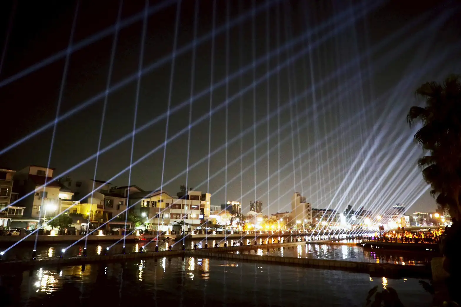 「百年好河・榮光再現」水岸燈光秀於安平運河登場，透過多組電腦燈投射出流動光影，結合音樂演出，營造沉浸式視覺饗宴。(圖/台南市政府提供)