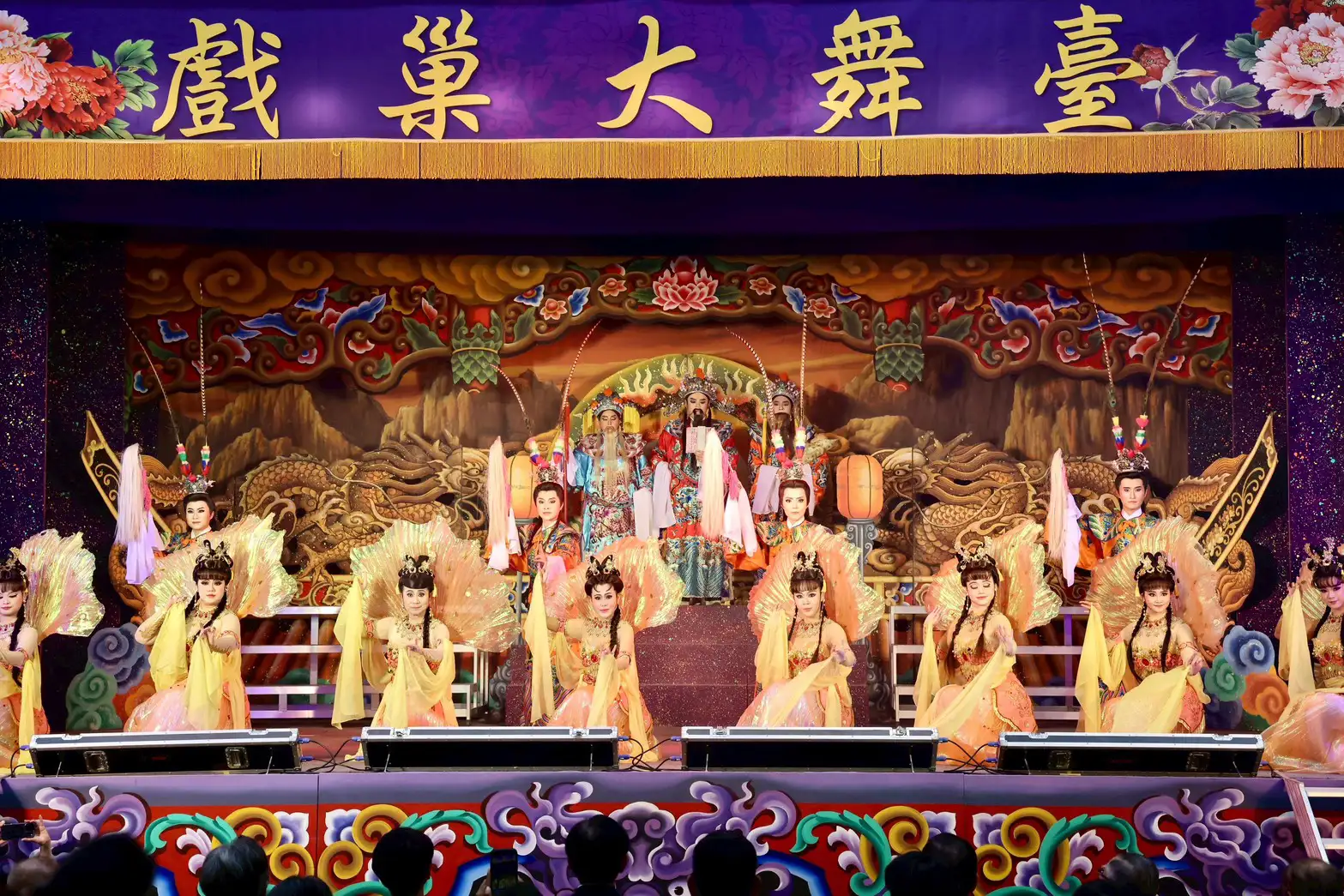 明華園帶來「百仙齊賀」經典演出，並結合九天民俗技藝團「氣吞天下」震撼鼓陣揭開序幕。(圖/台南市政府提供)