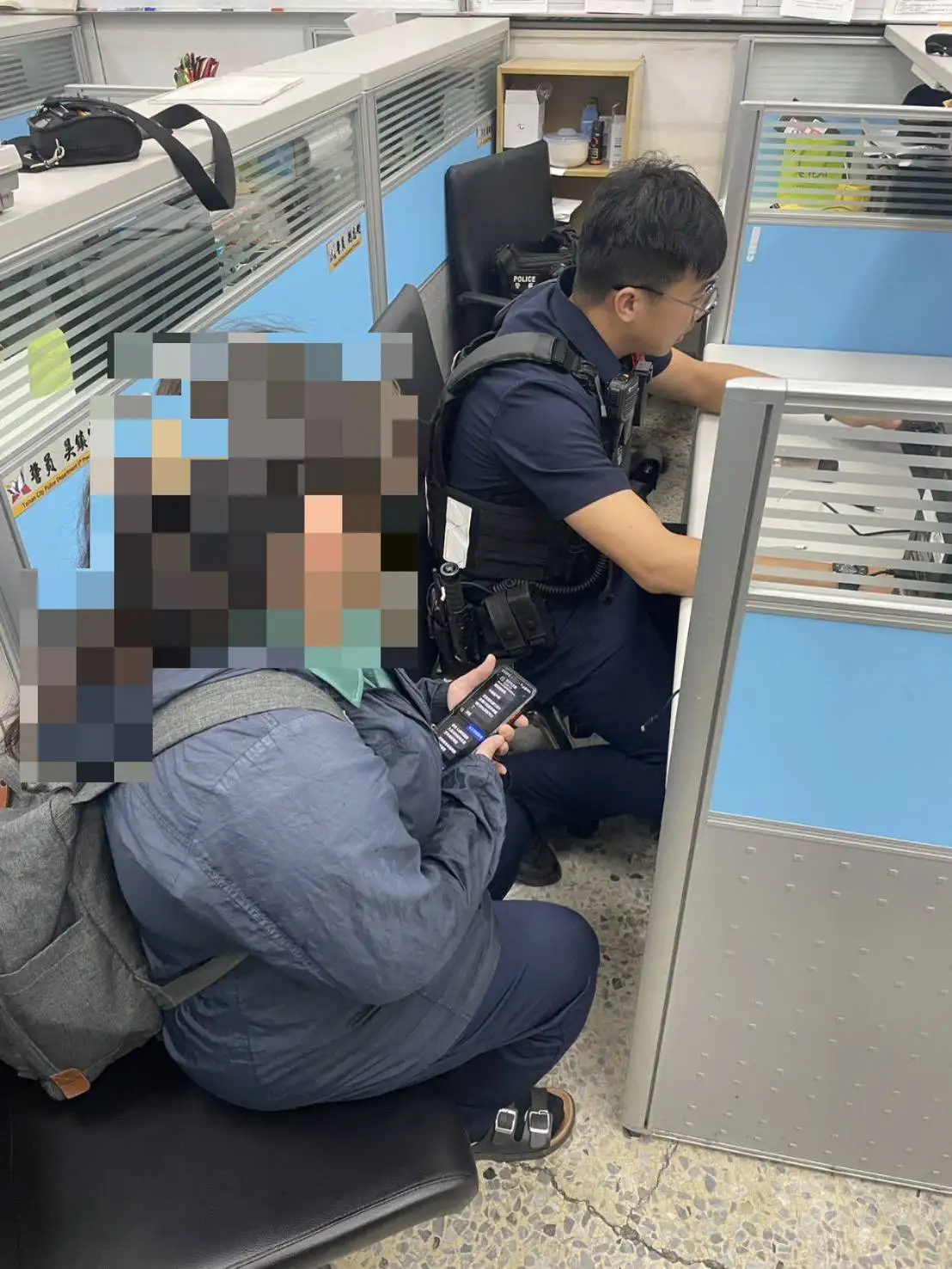 江姓女子疑遭網路購物詐騙，前往和緯派出所求助，員警即時協助釐清並成功阻止匯款。(圖/第五分局提供)