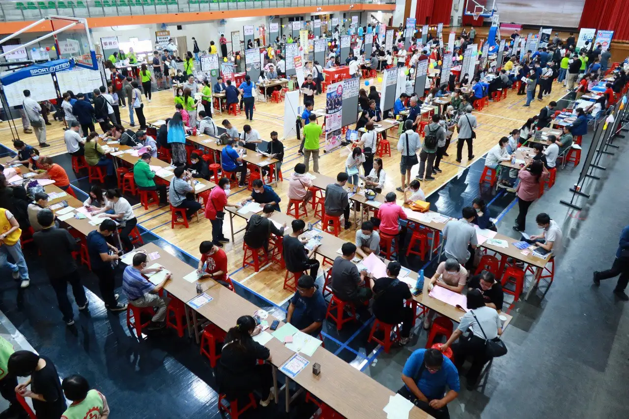 高雄市勞工局於高雄中學體育館舉辦大型徵才活動，現場湧入求職人潮，氣氛熱絡。（圖/高雄市勞工局提供）