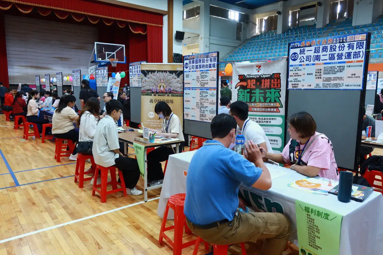 求職者於就業諮詢專區了解相關獎勵措施。（圖/高雄市勞工局提供）