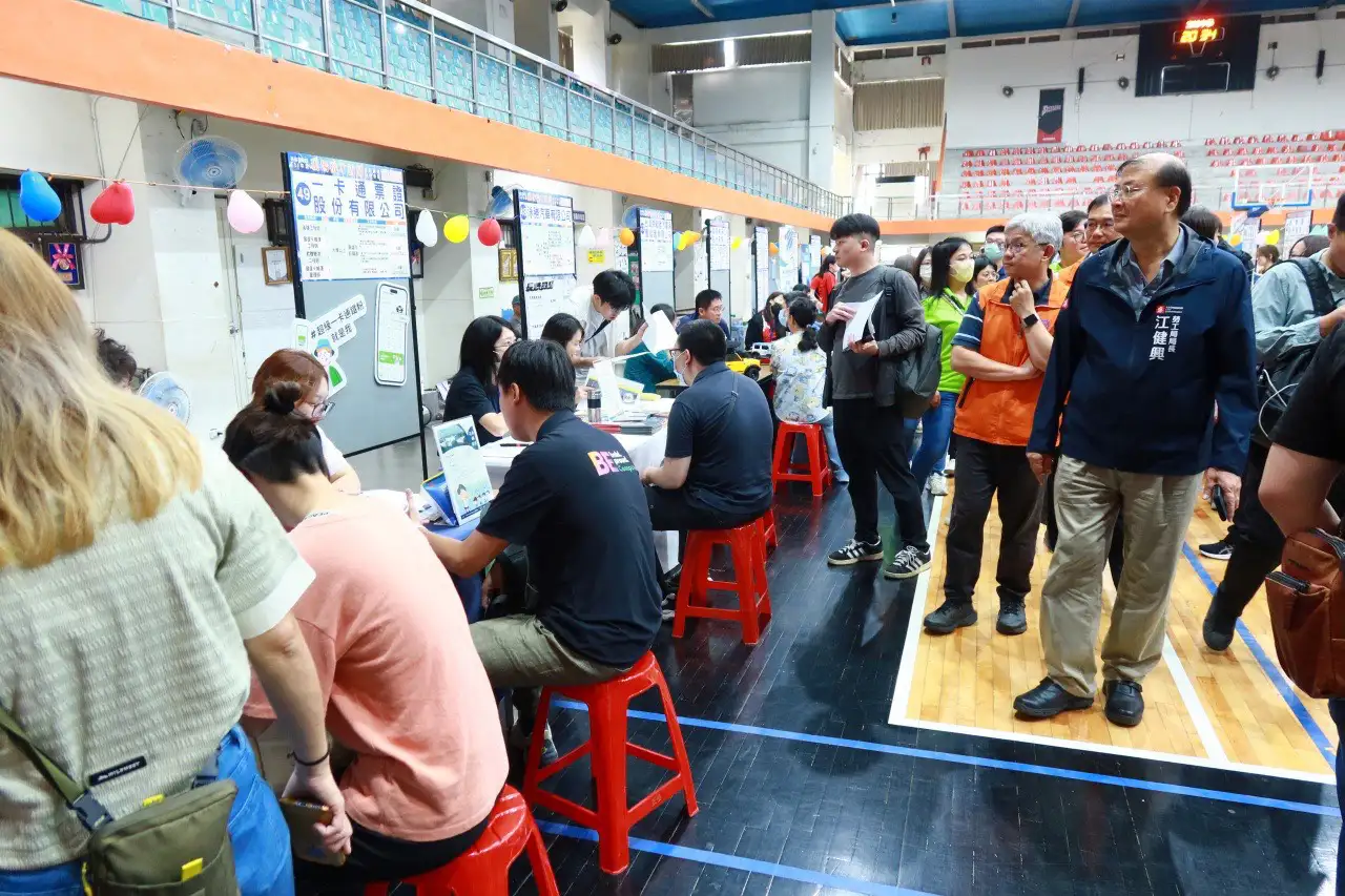 勞工局長江健興到場關心求職者與廠商互動，為現場媒合加油打氣。（圖/高雄市勞工局提供）