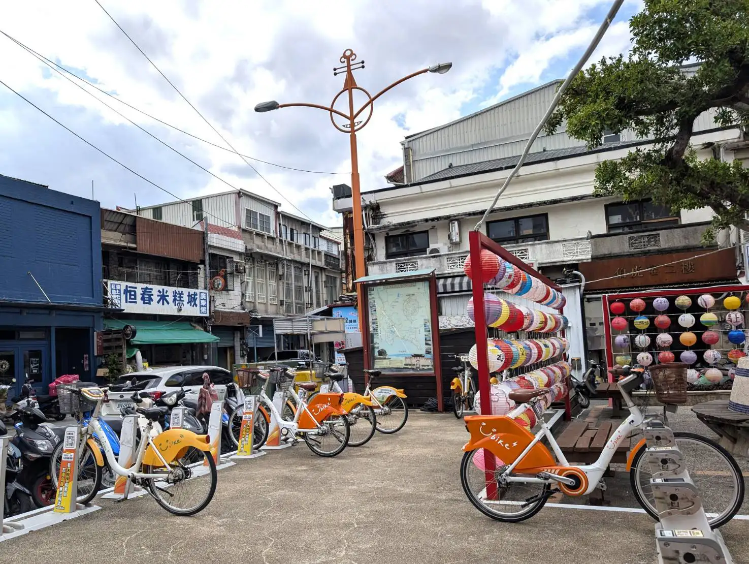 恆春老街YouBike站點鄰近歷史街區，由客停車後可步行漫遊古城，品嚐在地美食並感受濃厚人文風情。（圖/墾管處提供）