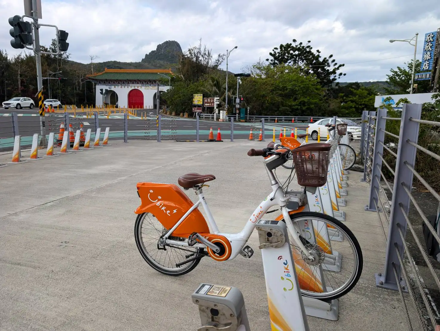 墾丁大街YouBike站點設置完善，遊客可輕鬆停車後步行暢遊商圈，感受熱鬧的南國夜市氛圍。（圖/墾管處提供）