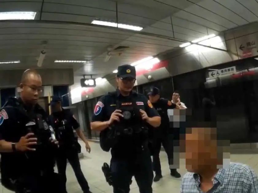 警方趕抵捷運站內處理糾紛，王男在公眾往來頻繁的捷運車廂內持刀並出言威嚇，當場依現行犯將其逮捕，並移請高雄地檢署偵辦。(圖/高雄市警察局三民第一分局提供)