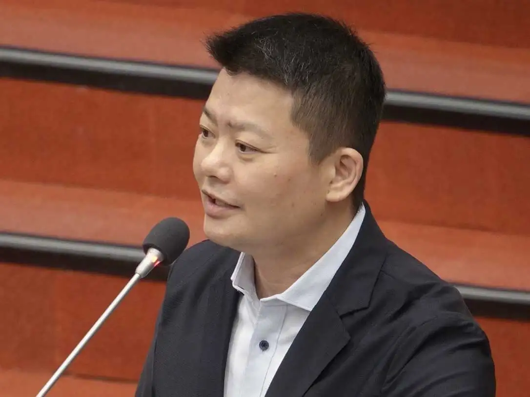 副議長曾俊傑指出，高雄大型醫院排班計程車不收敬老卡，導致市府美意全失，社會局應研議解決對策，讓長輩方便使用敬老卡搭車就醫。（圖/記者吳文欽攝）