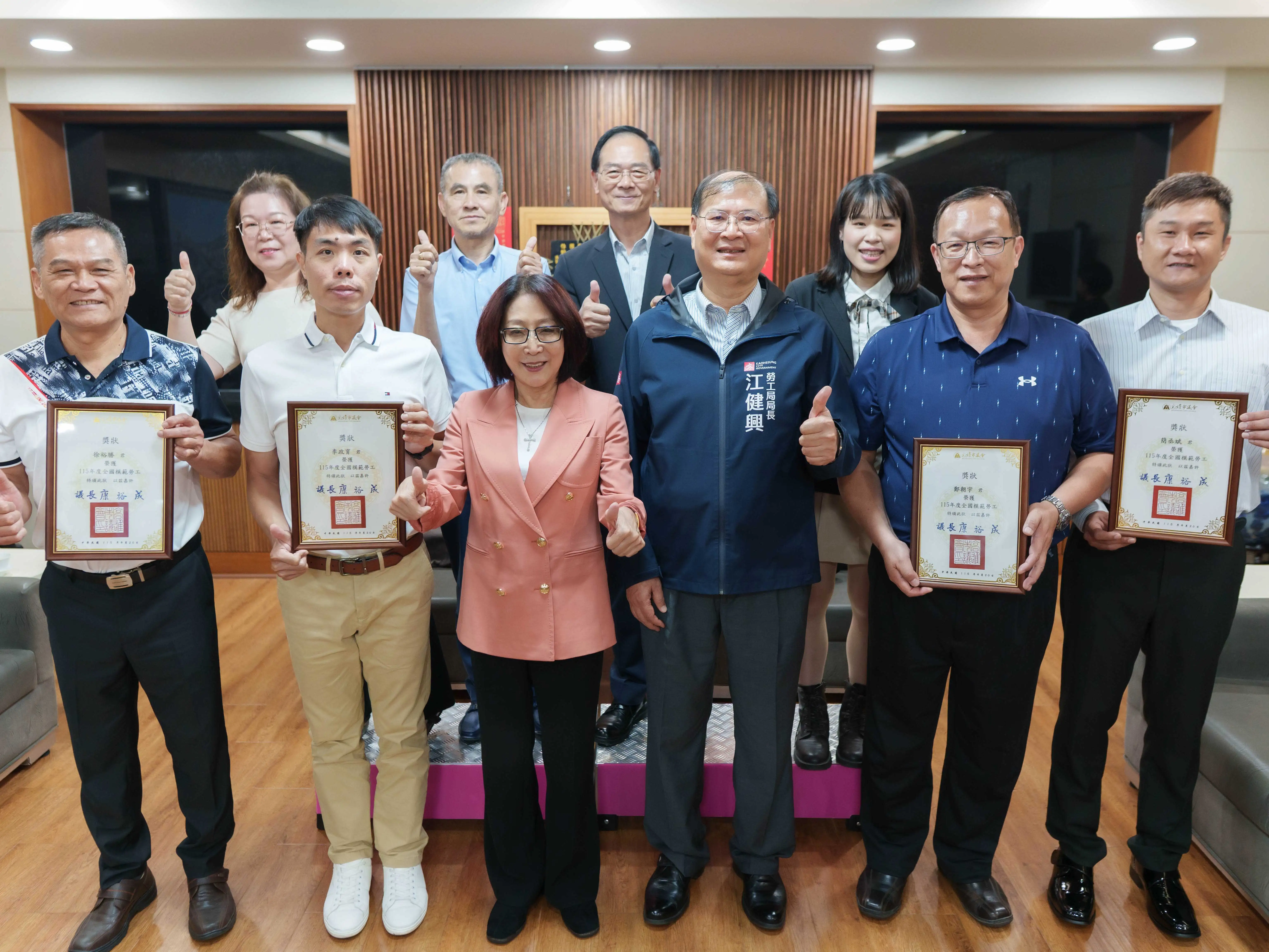 議長康裕成接見四位全國模範勞工當選人，頒獎肯定他們在專業領域的卓越貢獻與辛勤付出。（圖/高雄市議會提供）