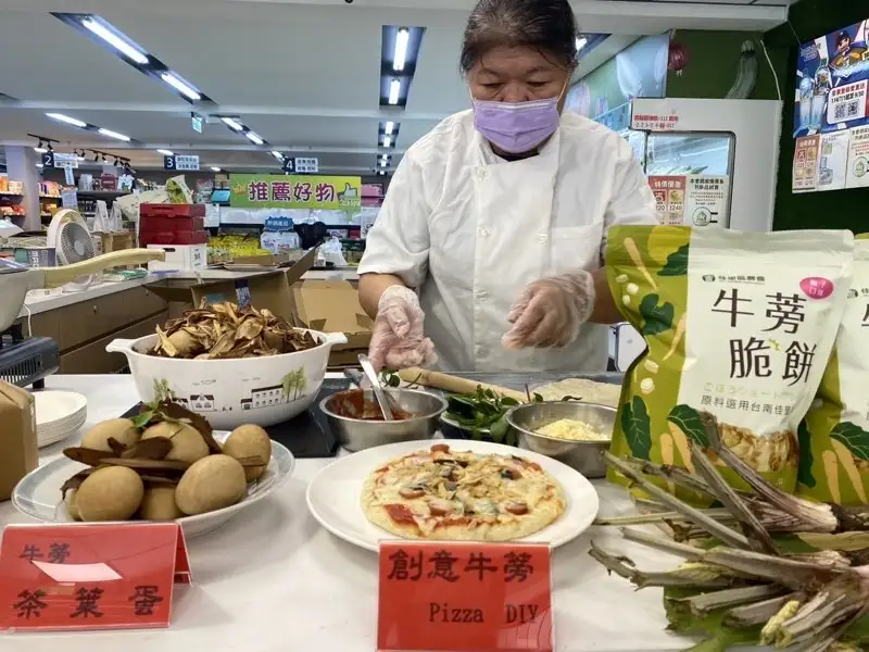 老師現場製作牛蒡披薩。(圖/台南市政府農業局提供)