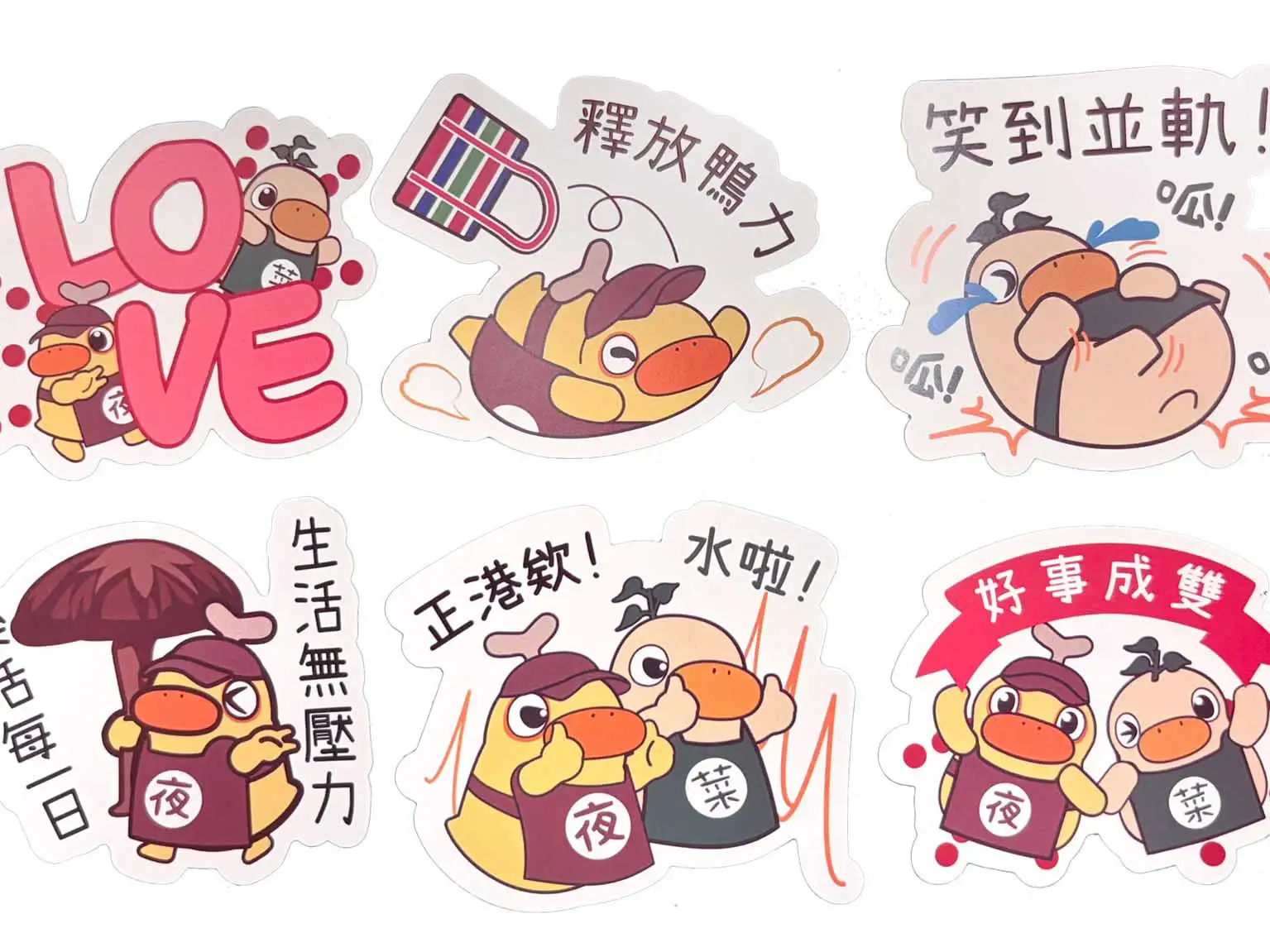 臺南人氣IP菜奇鴨、夜奇鴨推出第二波周邊商品，吸引粉絲搶購收藏。（圖/台南市市場處提供）