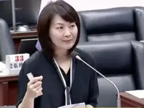 市議員陳麗娜要求社會局，應再擴大敬老卡在掛號費等長者生活層面的適用範圍，並協調計程車裝設敬老卡刷卡設備。（圖/記者吳文生攝）