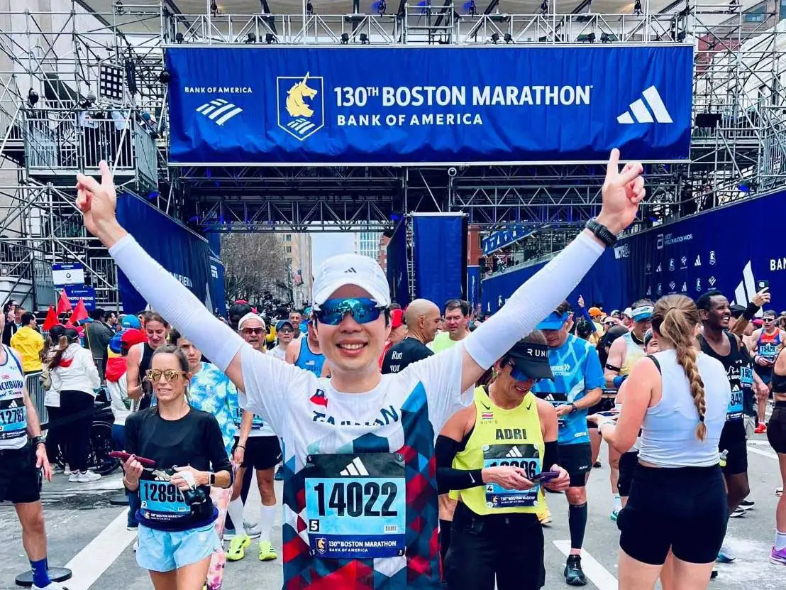 義大醫院腎臟科主治醫師王曦澔穿著印有台灣的跑衣，在波士頓馬拉松沿途多次聽到「台灣加油」。（圖/取自王曦澔臉書）