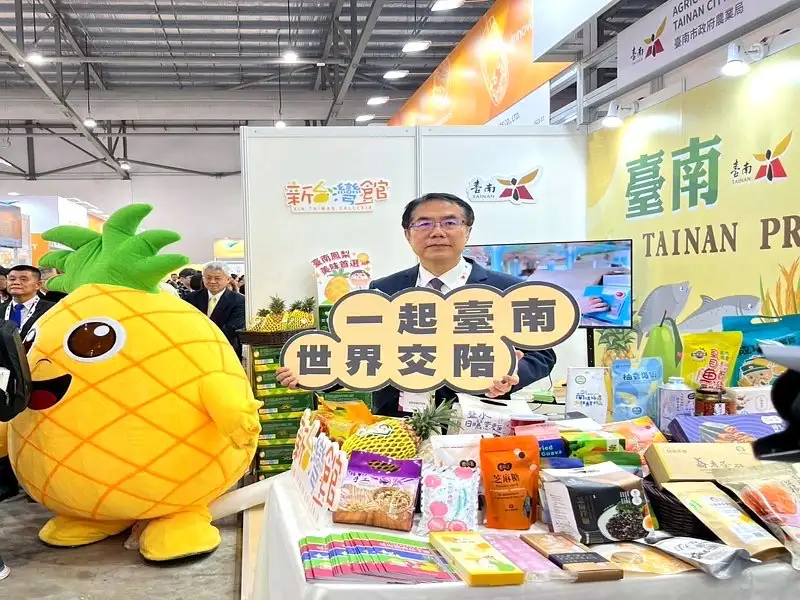 市長黃偉哲將臺南農產品向全世界推廣。(圖/台南市政府農業局提供)