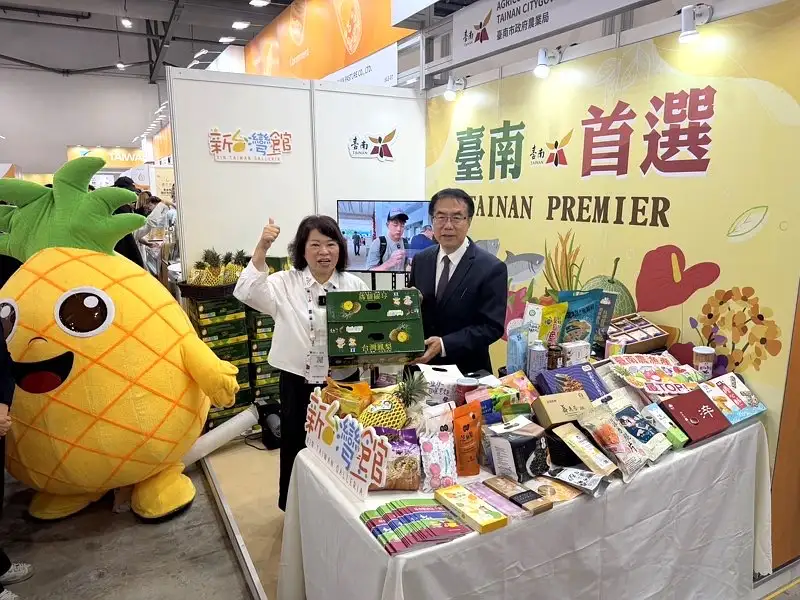 臺南市長黃偉哲與嘉義市長黃敏惠共同推廣臺南農產品。(圖/台南市政府農業局提供)