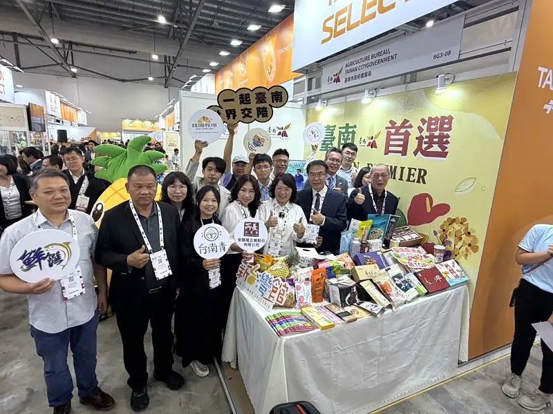 中華民國對外貿易發展協會副處長林正大、駐新加坡台北代表處公使吳文齡、臺南市長黃偉哲及貴賓一起為臺南館揭開序幕。(圖/台南市政府農業局提供)