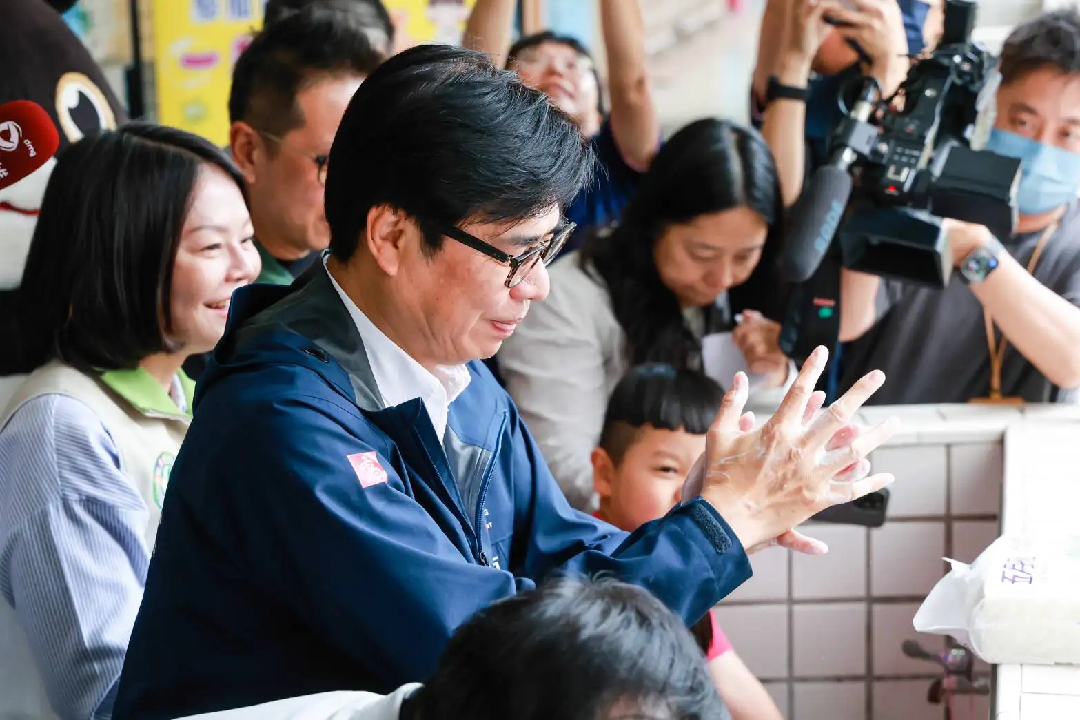 市長陳其邁前往凱旋國小宣導「一起洗手趣，腸病毒走開」活動，帶頭示範正確洗手。（圖/高雄市政府提供）