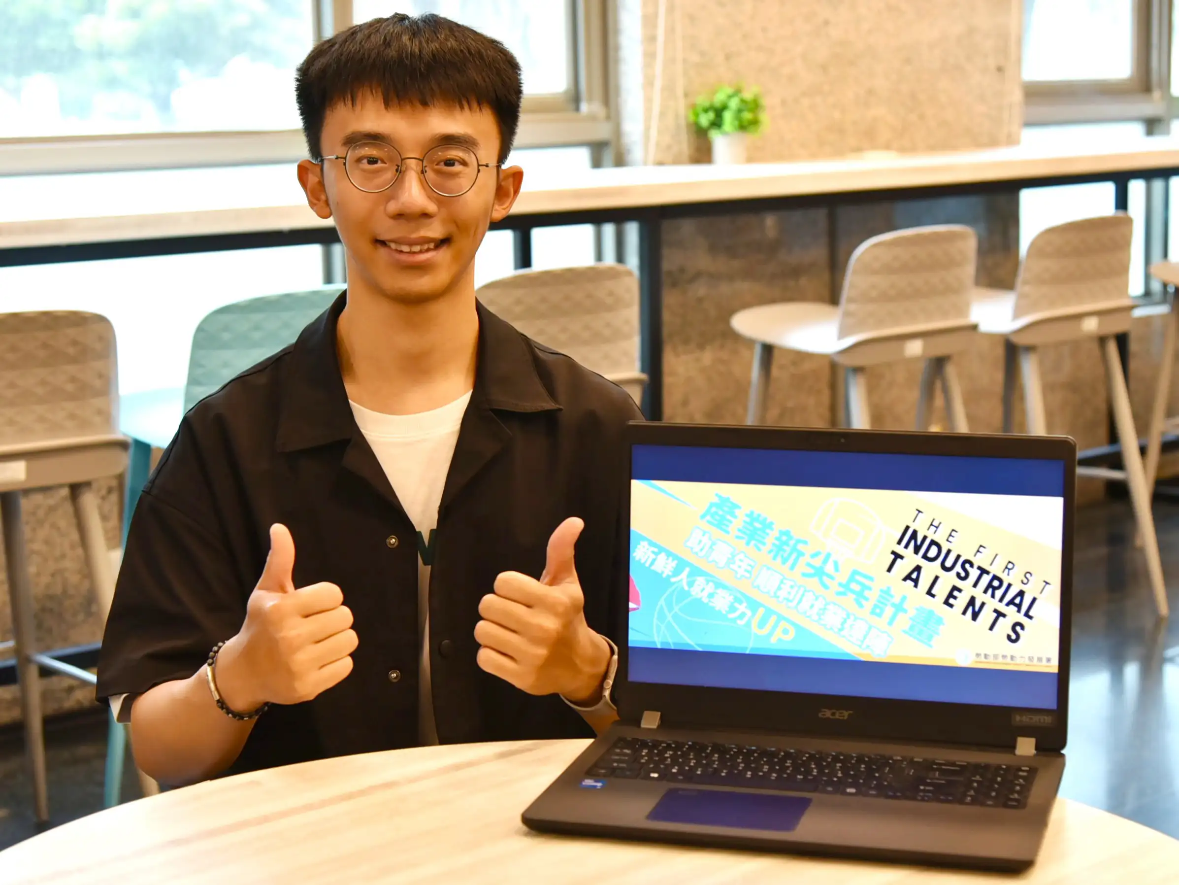 90年次的林君穎參加產業新尖兵計畫，強化實務經驗，有效縮短學用落差，一結訓就進入知名大廠任職。(圖/勞發署雲嘉南分署提供)