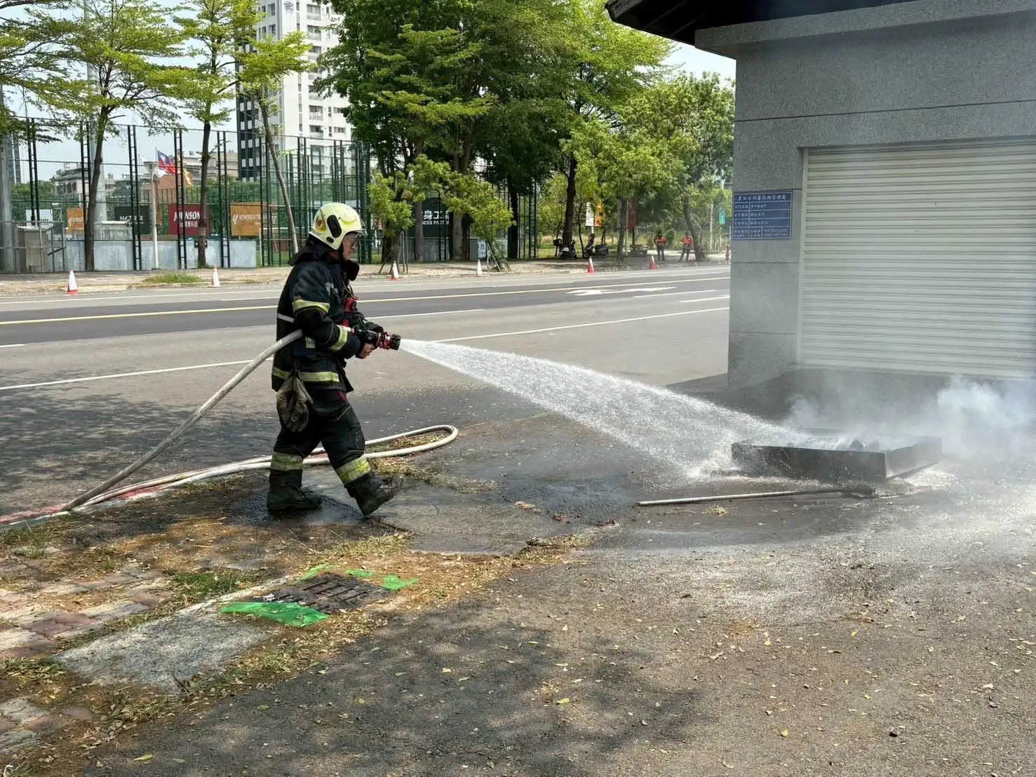 消防隊員進行滅火演練，提升救災應變能力。（圖/農水署提供）