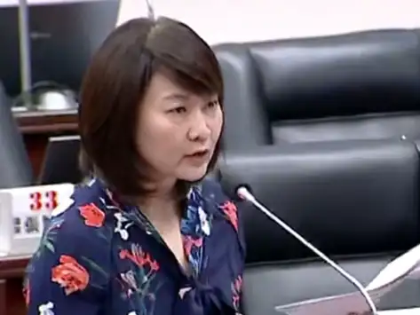 陳麗娜建議前鎮第一公有市場開放攤商申請雙攤位，以減少轉型影響。（圖/記者吳文生攝）