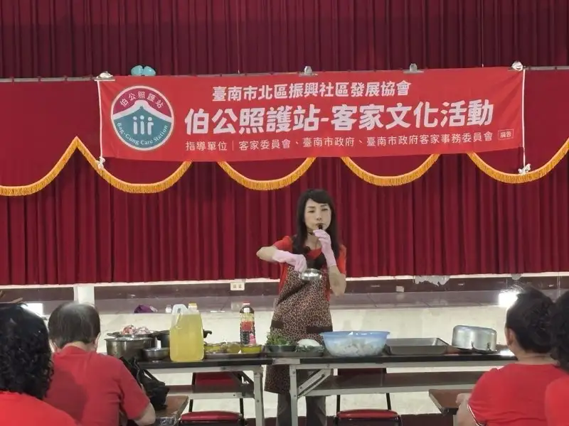 伯公照護站飄出家鄉味　童小芸進社區教客家菜　找回「一起煮、一起吃」的記憶