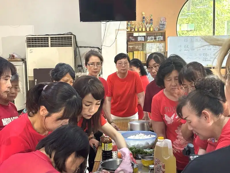 童小芸活動現場進行客家文化料理教學,學員參與踴躍,展現社區培力成果。(圖/記者范繼如拍攝)