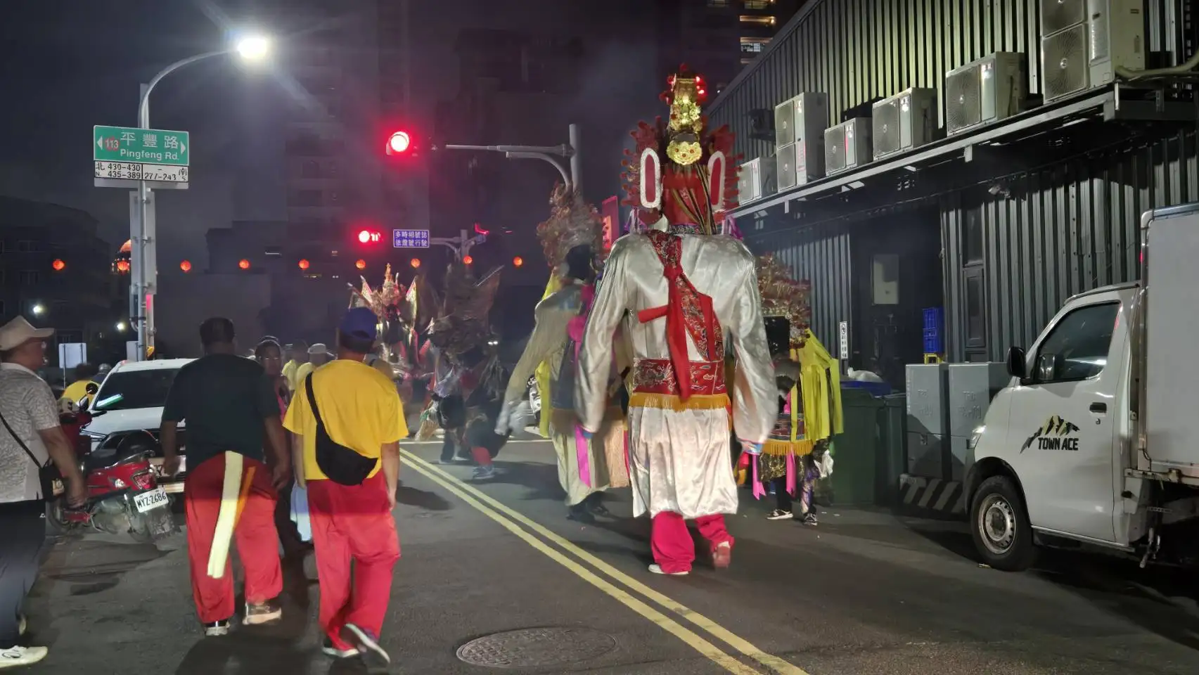安平八班夜巡七爺、八爺率隊沿街巡行，為媽祖遶境進行淨境與維安。(記者張振興翻攝)