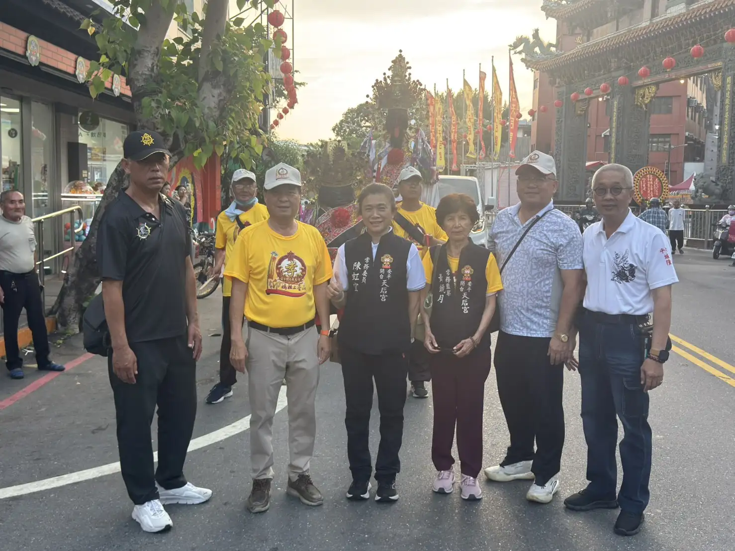 開台天后宮總幹事林國明（左二）率隊廟方幹部展開八班夜巡，為媽祖遶境活動進行前導淨境與巡行。(記者張振興攝)