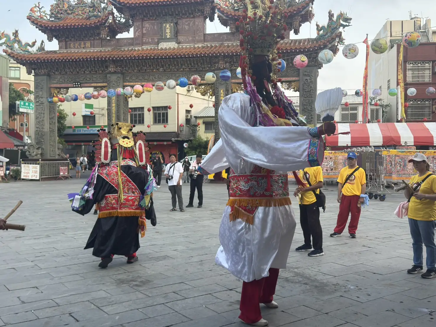 安平八班夜巡於傍晚5時出發，七爺、八爺率隊巡行街區，為媽祖遶境進行淨境與維安，展現傳統宗教儀式風貌。(記者張振興攝)