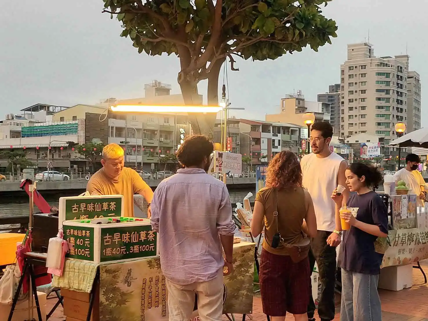 臺南運河百年活動推市集第二波，結合集章優惠與光影展演，打造漫遊體驗。(圖/台南市政府提供)