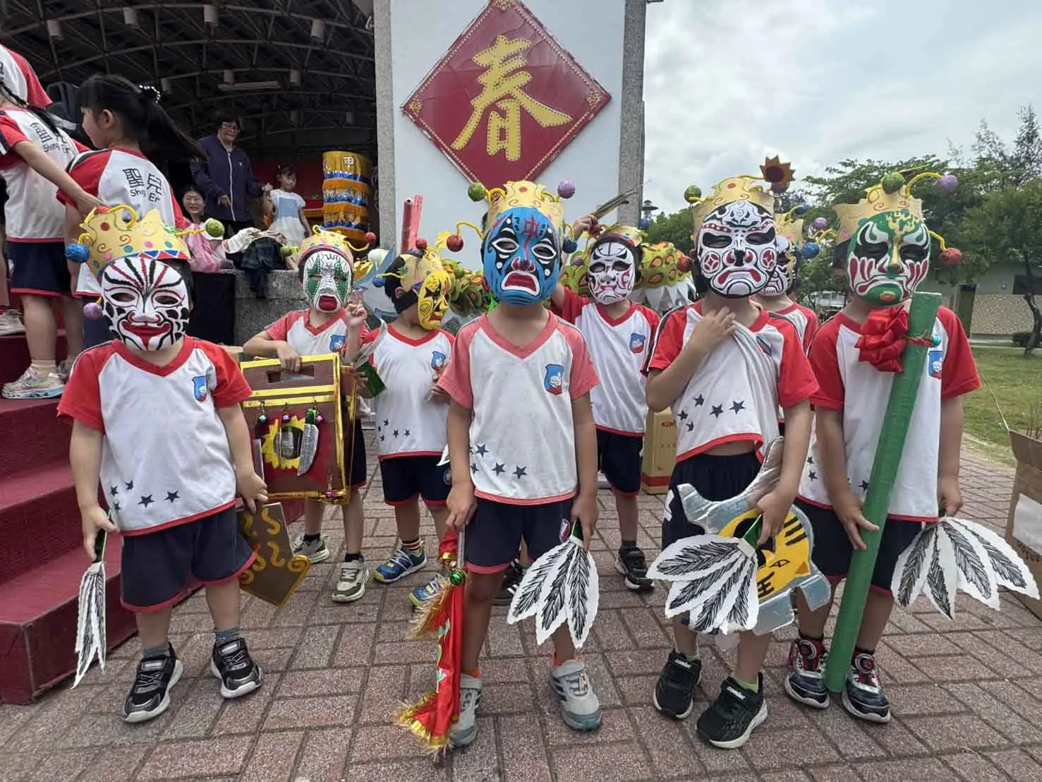 小朋友萌力變身八家將登場，戴上繽紛彩繪面具、手持可愛道具，俏皮演出傳統陣頭。(圖/灣裡萬年殿提供)